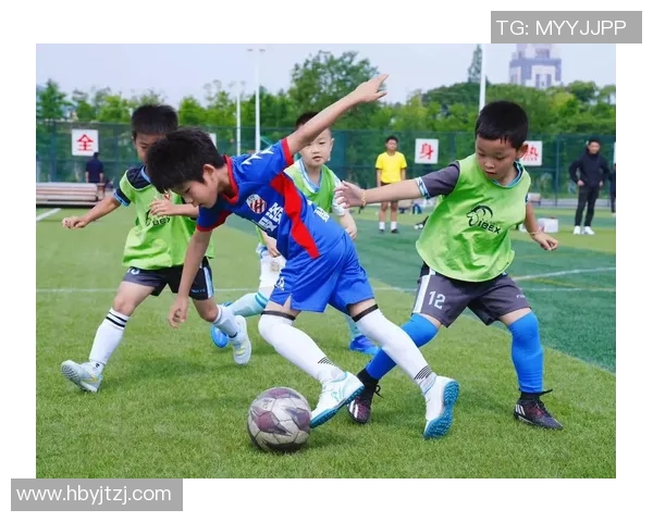 精彩足球射门视频集锦让你领略球场上的绝妙瞬间与技巧展示